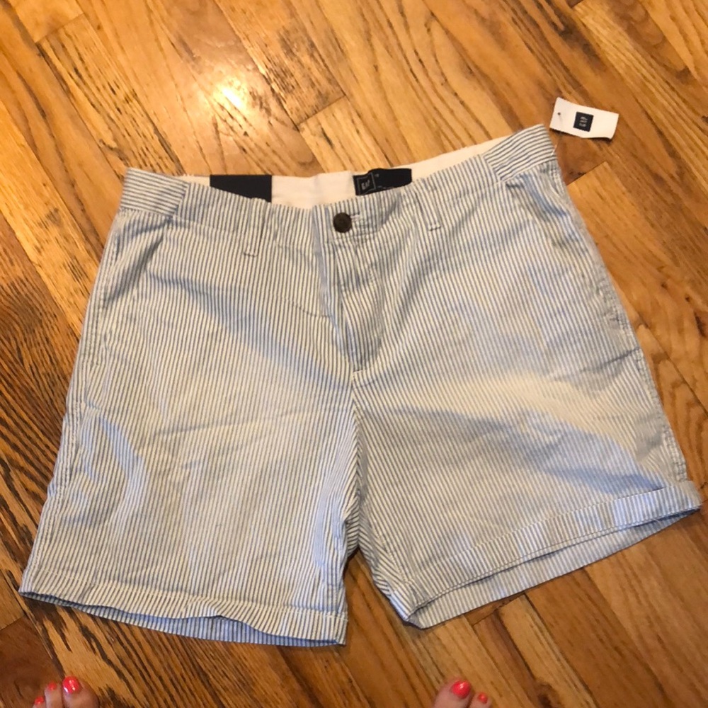 NWT GAP girlfriend chino shorts. Size 10
